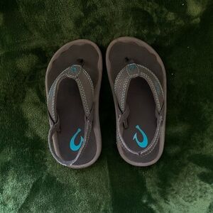 OluKai Kids Ohana Gray Sandal Kids Size 9/10